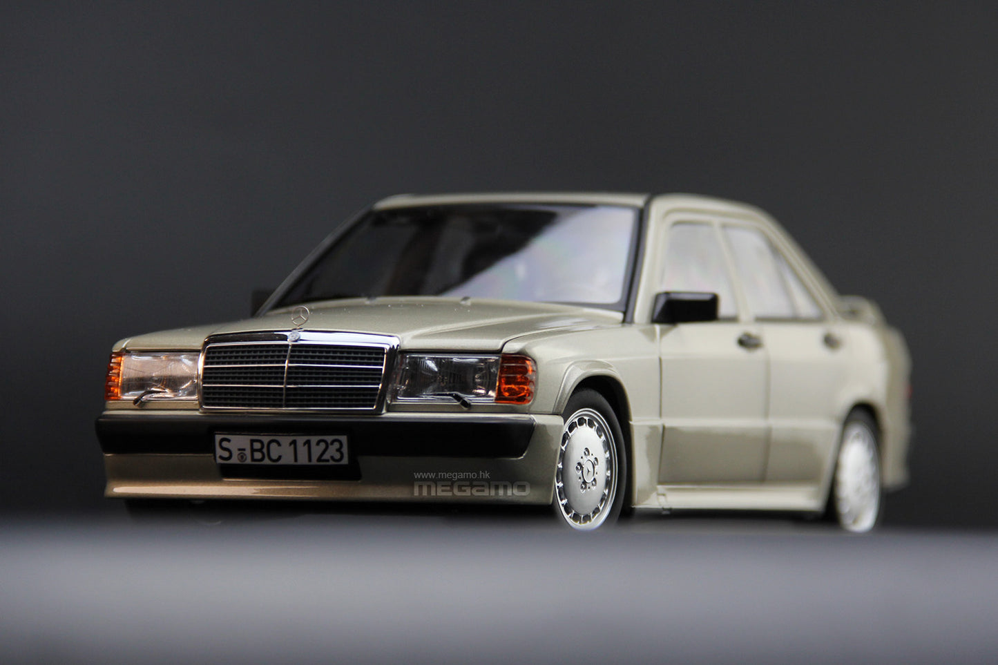 1/18 Norev Mercedes-Benz 190E 2.3-16 W201 Smoke Silver 1984 Diecast Full Open