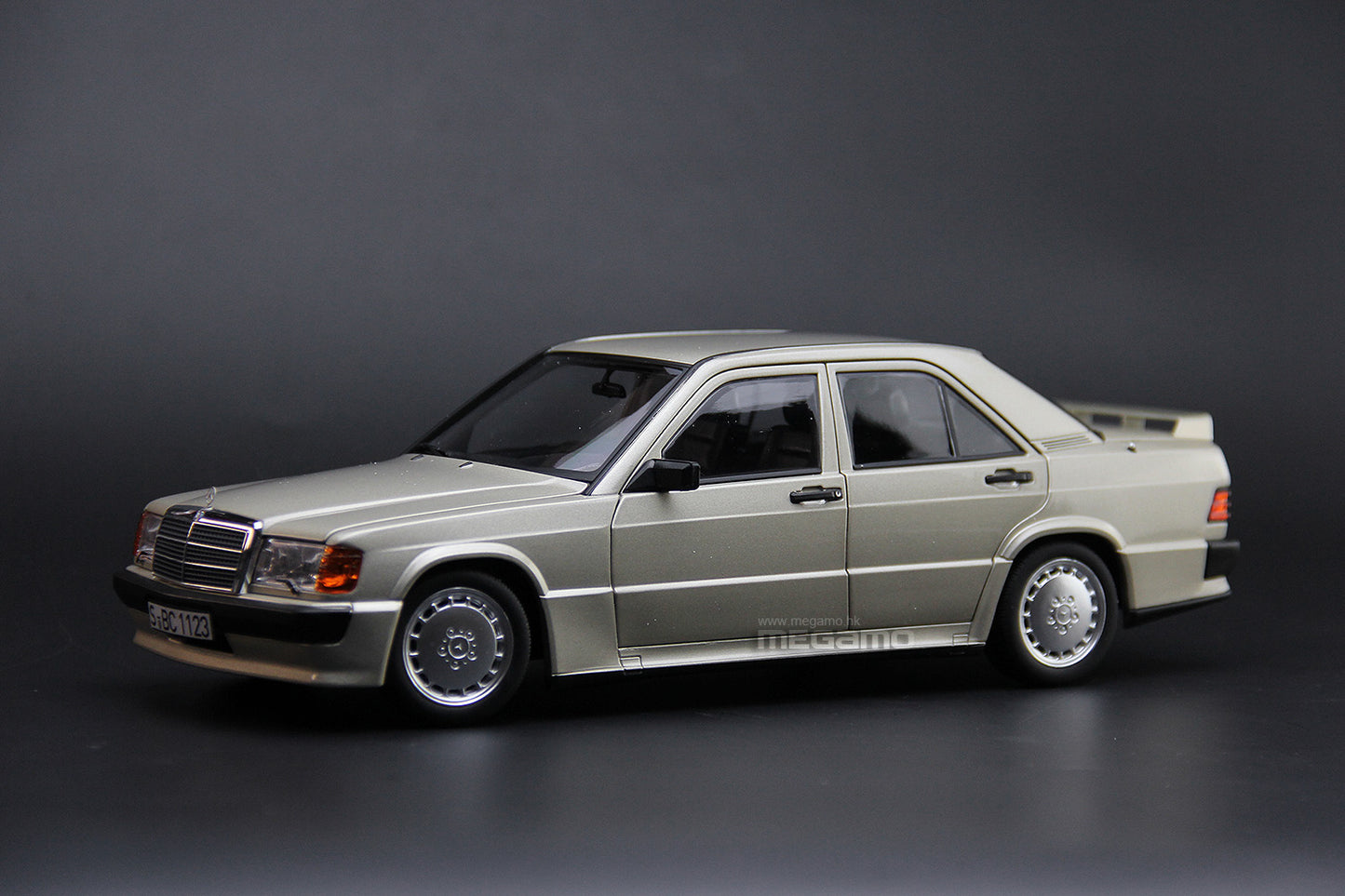 1/18 Norev Mercedes-Benz 190E 2.3-16 W201 Smoke Silver 1984 Diecast Full Open